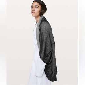 Lululemon Exaltation Black and Gray Reversible Wrap
